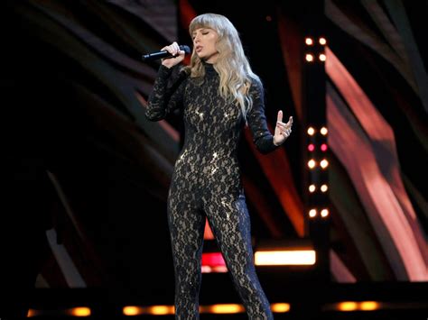 sexiest taylor swift pics|The best and most daring looks Taylor Swift wore in。